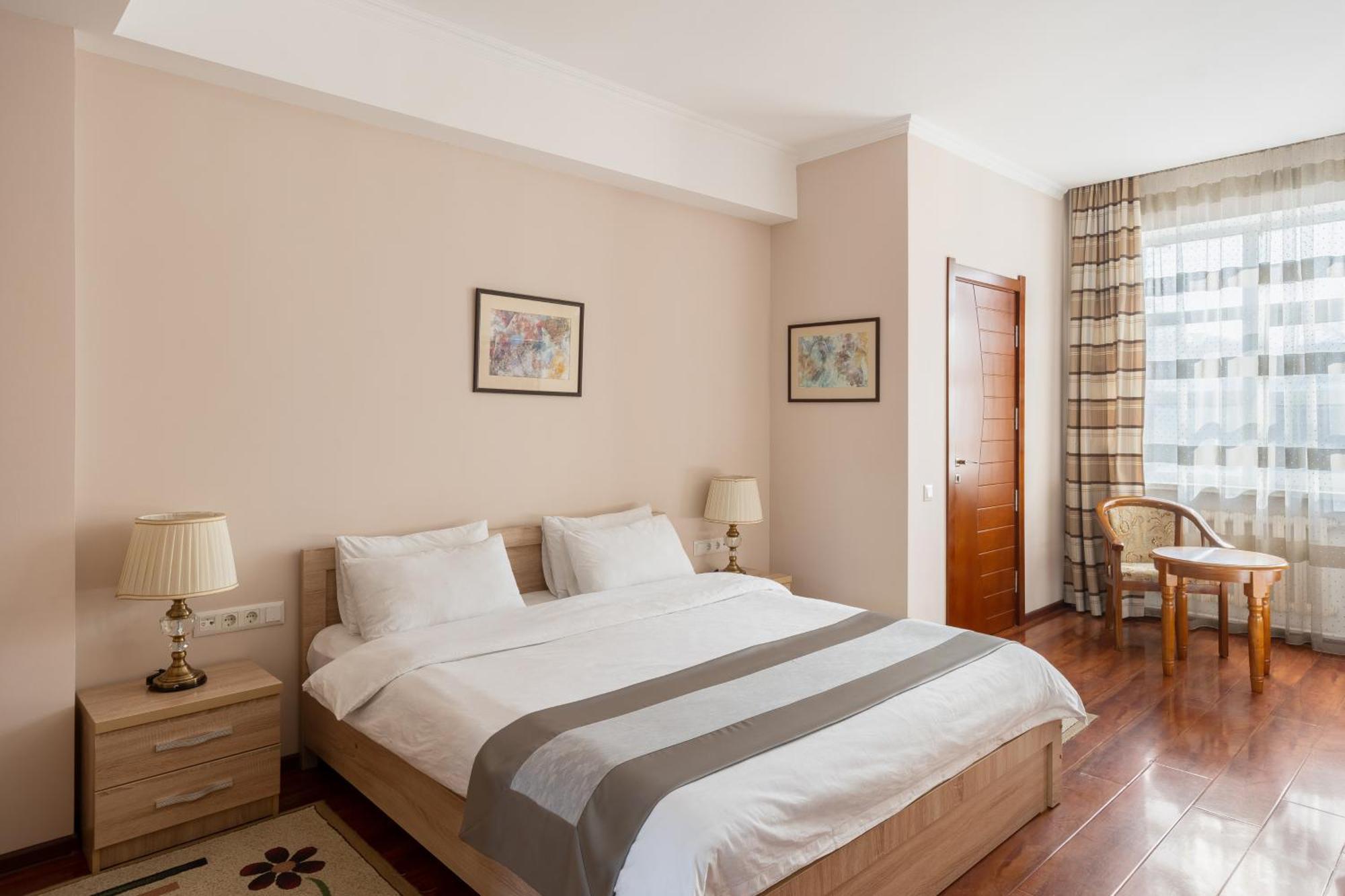 Soluxe Hotel Бішкек Екстер'єр фото